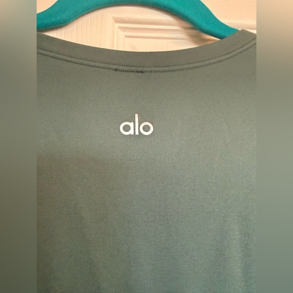 ALO YOGA - Alosoft Finesse Tee- Limited Edition Winter Ivy. - Picture 4 of 4